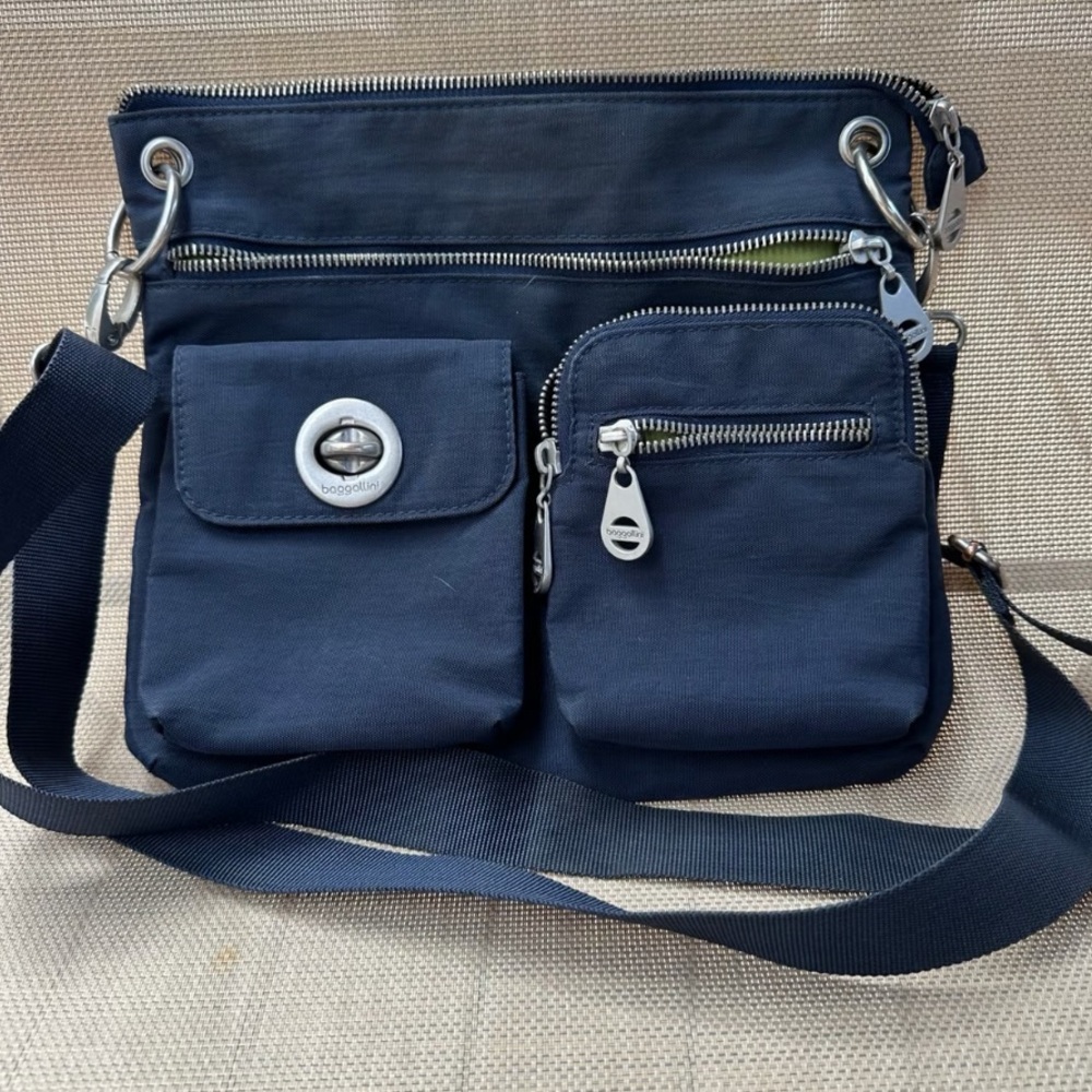 Baggallini crossbody bag with several pockets and adjustable strap